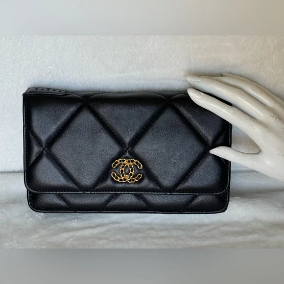 Vintage Chanel flap clutch quilted lambskin purse with gold Chanel CC logo. - Picture 2 of 15